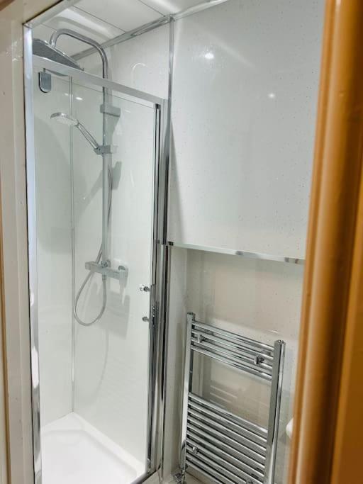 Modern 2 Bedroom Apt Derby City Ngoại thất bức ảnh